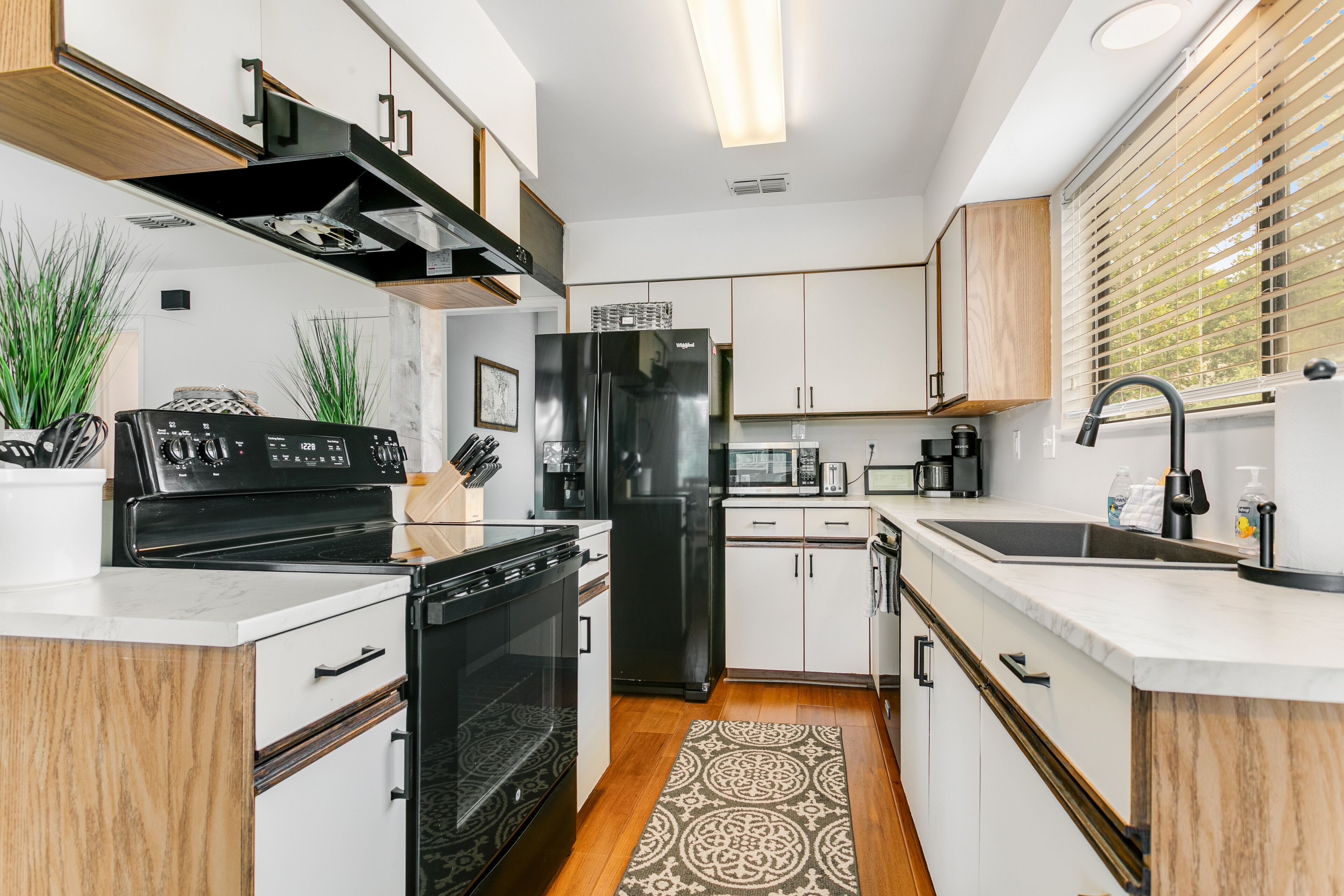 Comfy townhome with deck, WiFi, W/D, AC, pool & tennis - steps to beach