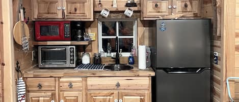 Frigorífico, microondas, horno y cafetera o tetera