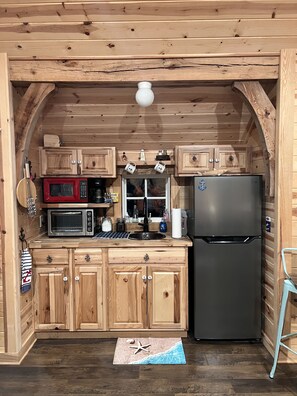 Een koelkast, een microgolfoven, een oven