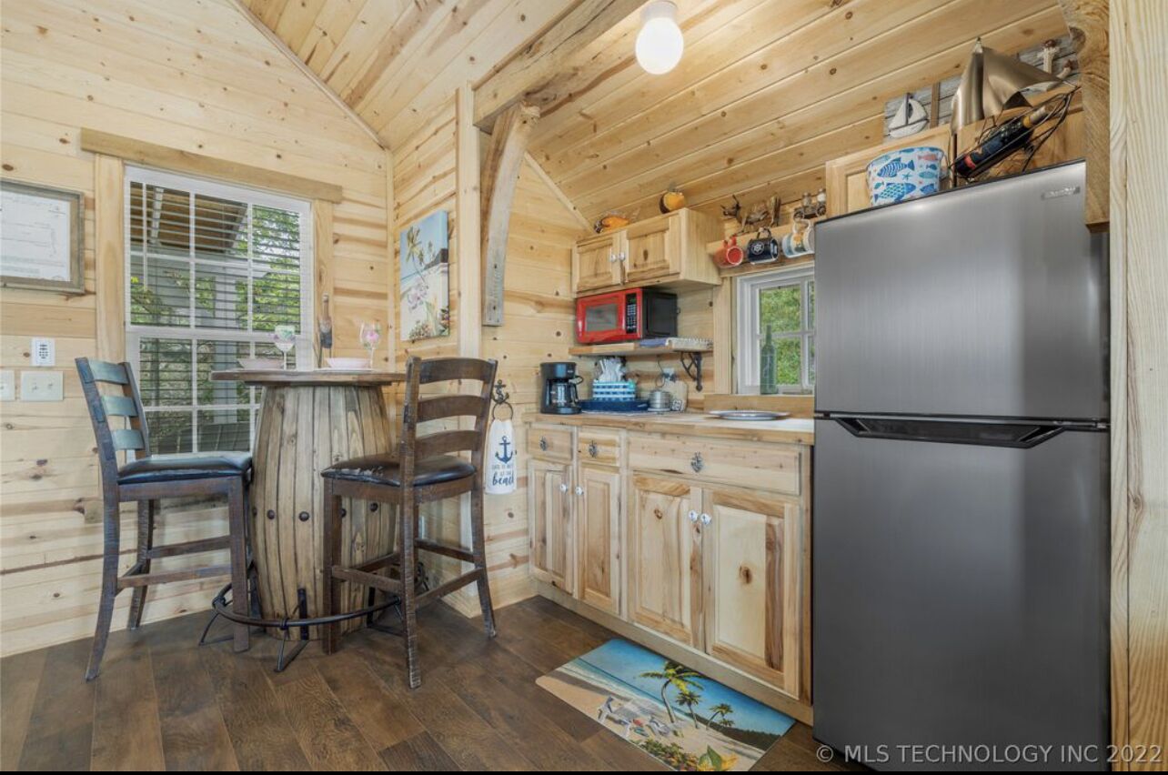 Cozy Cabin, firepit, with 10 acres to roam, private pond and Dock