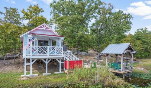 Cozy Cabin, firepit, with 10 acres to roam, private pond and Dock, s’more’s