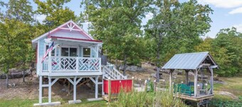 Cozy Cabin, firepit, with 10 acres to roam, private pond and Dock, s’more’s