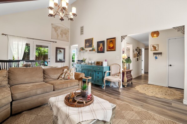 Smart TV, fireplace, video games, books - Cozy Jenks Cottage,3 Bed 2 Bath,Pergola,Backyard Oasis, Hot Tub Host With Heart (Jenks)