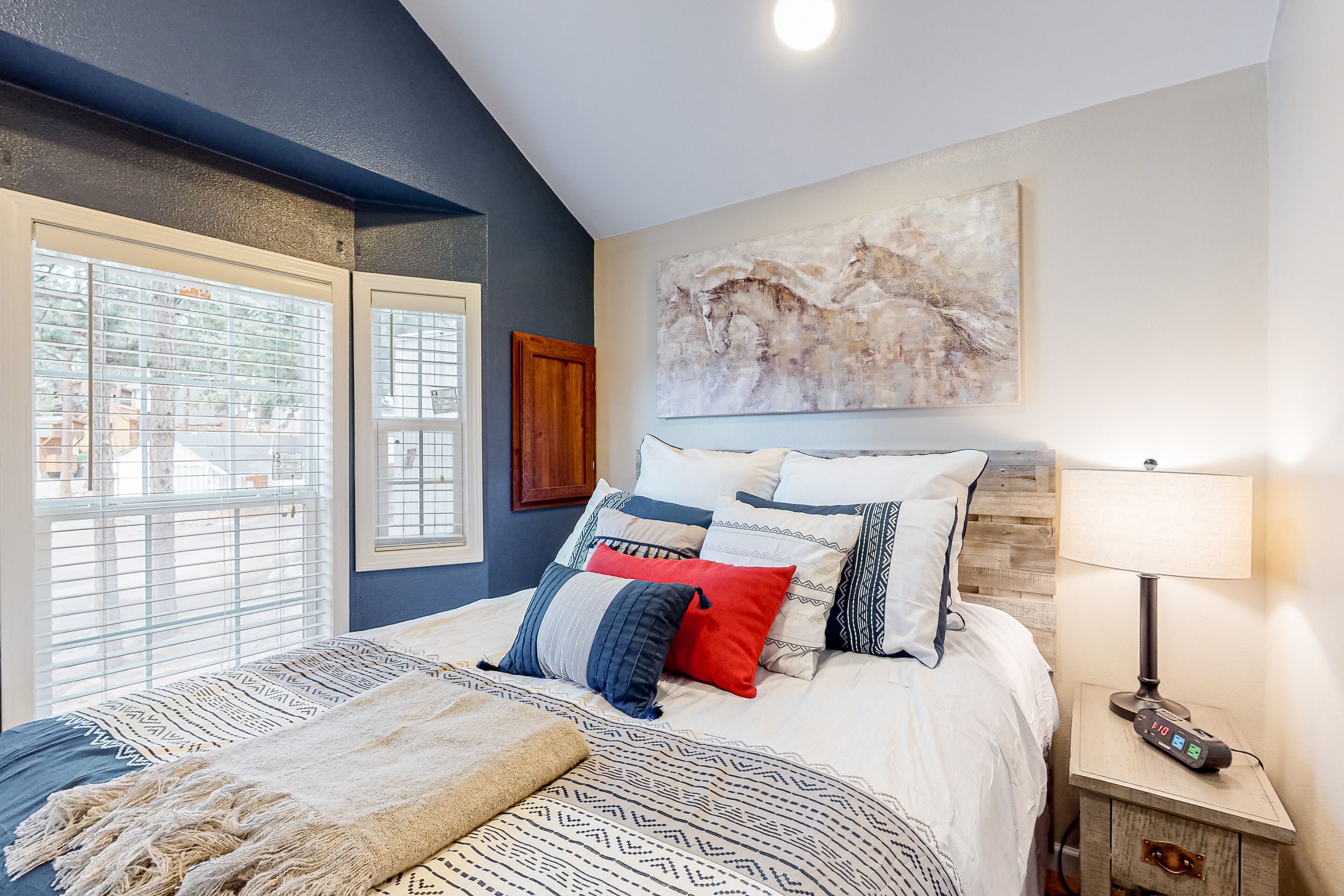 Fantastic escape with high-speed WiFi, furnished porch, full kitchen & W/D