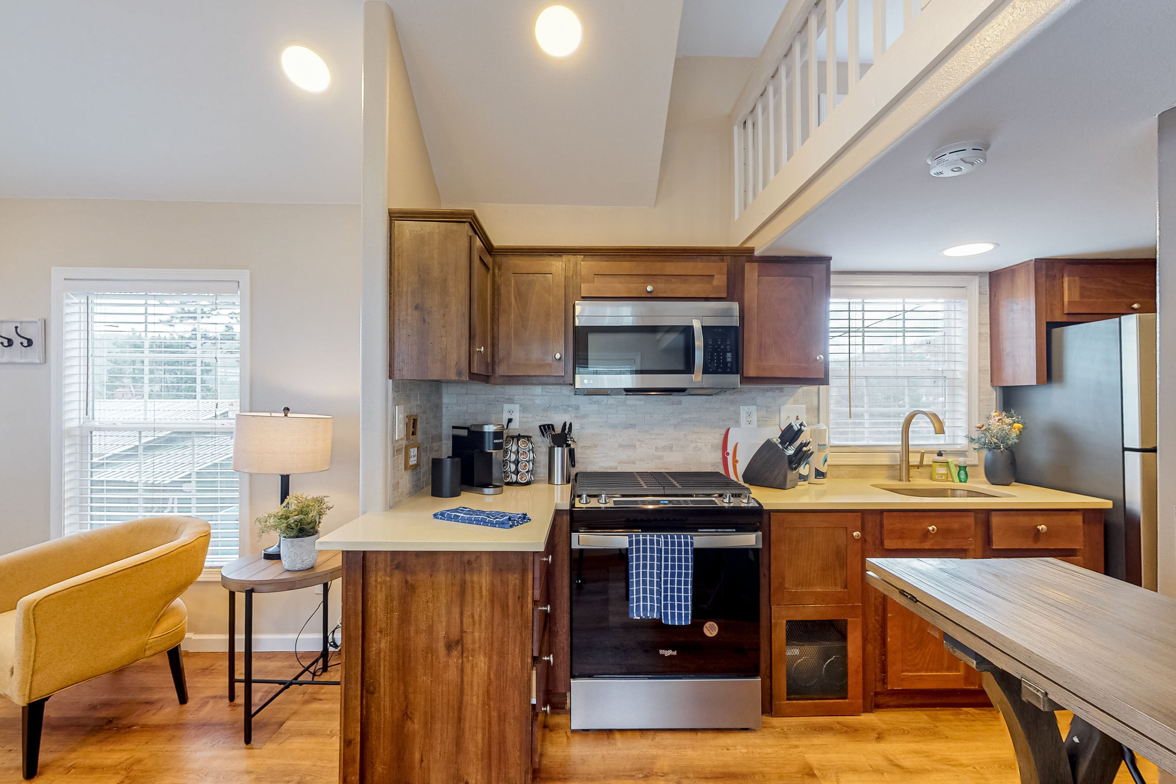 Fantastic escape with high-speed WiFi, furnished porch, full kitchen & W/D