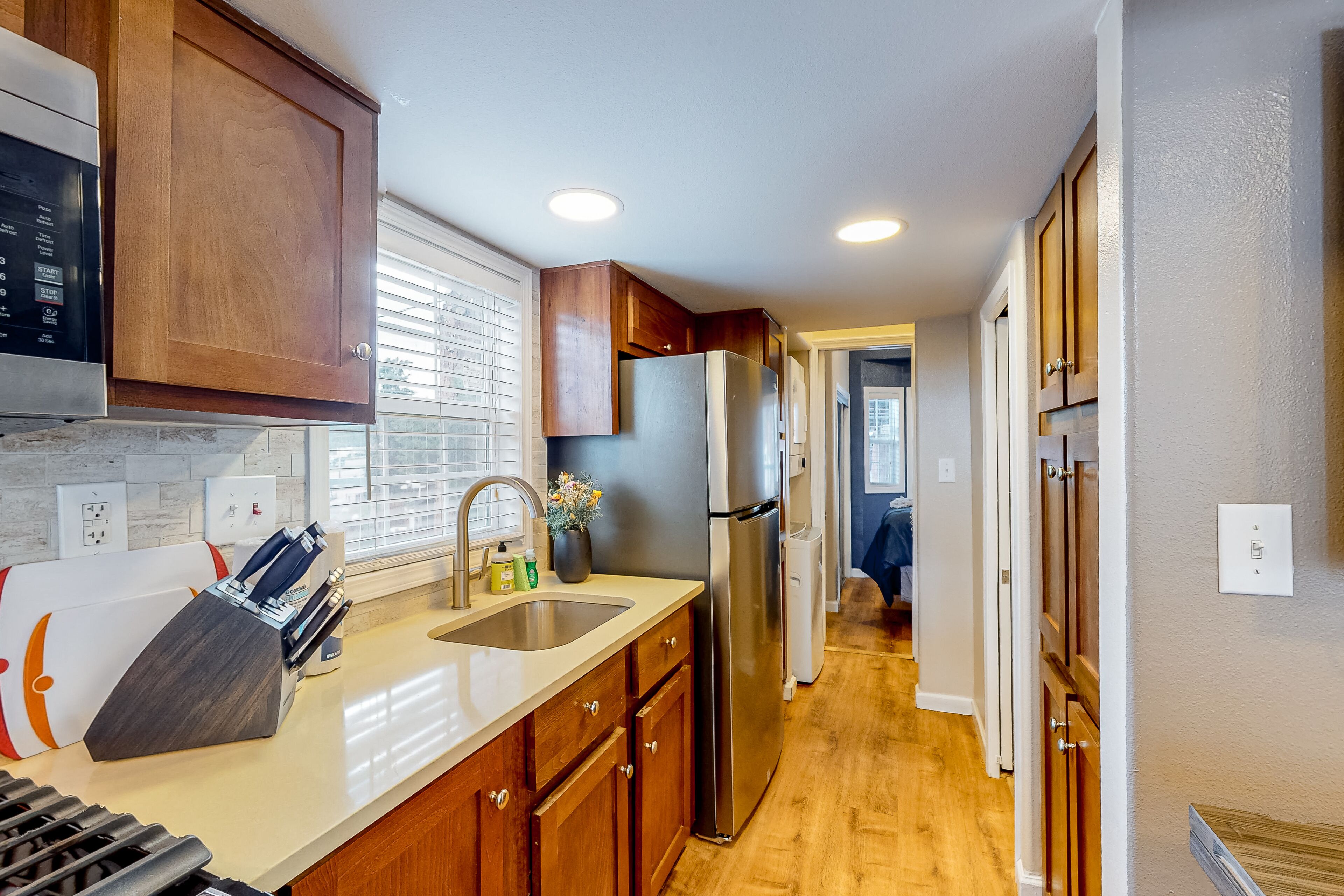 Fantastic escape with high-speed WiFi, furnished porch, full kitchen & W/D