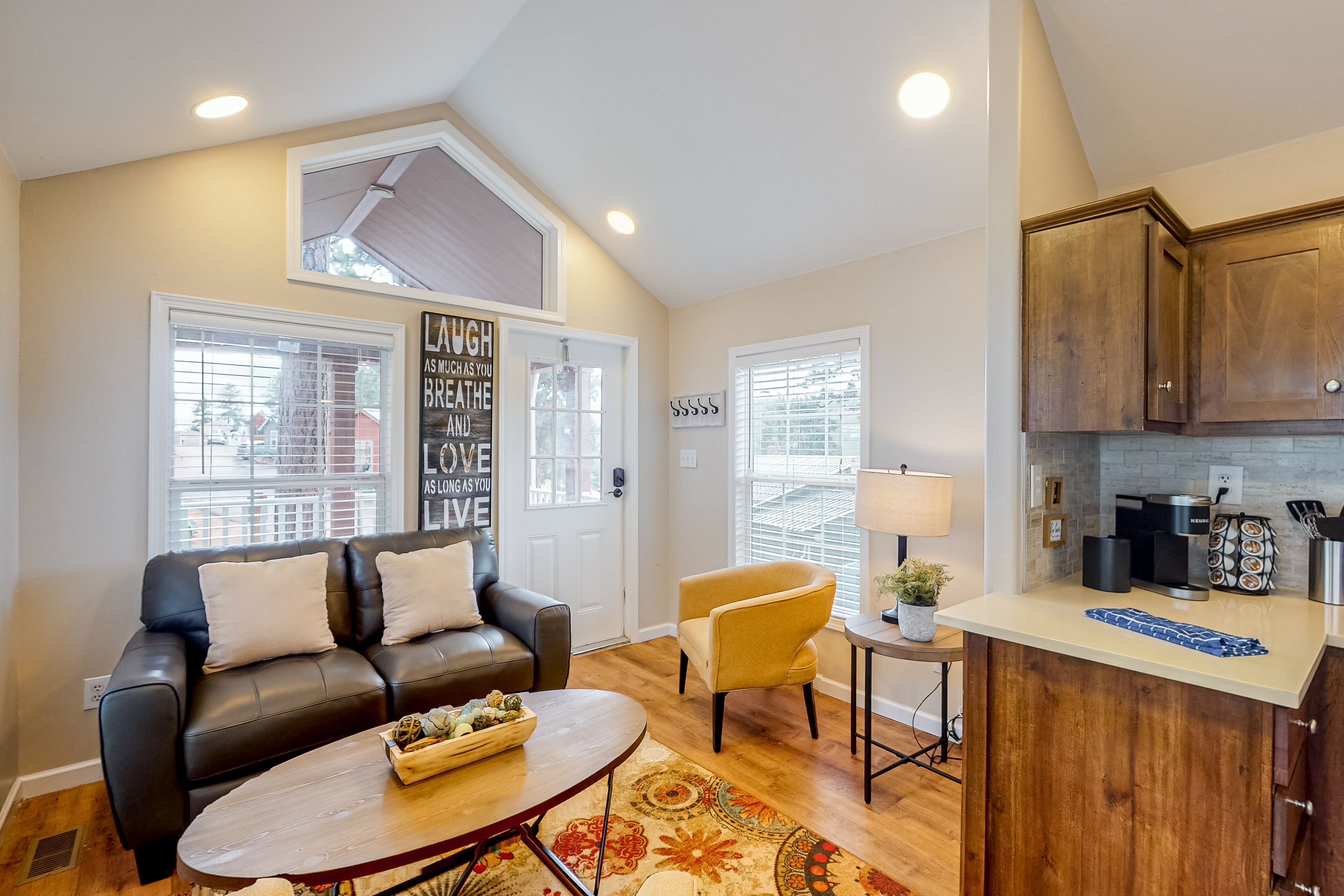 Fantastic escape with high-speed WiFi, furnished porch, full kitchen & W/D