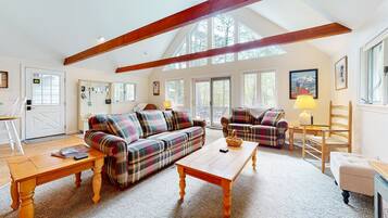 Fernseher, Kamin, DVD-Player, Tischfußball