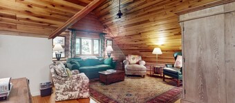 Dog-friendly cabin with mountain views, wood-burning fireplace, and WiFi