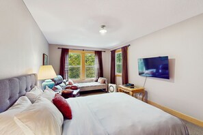 2 عدّة غرف نوم وخدمة الإنترنت وملاءات أسرّة