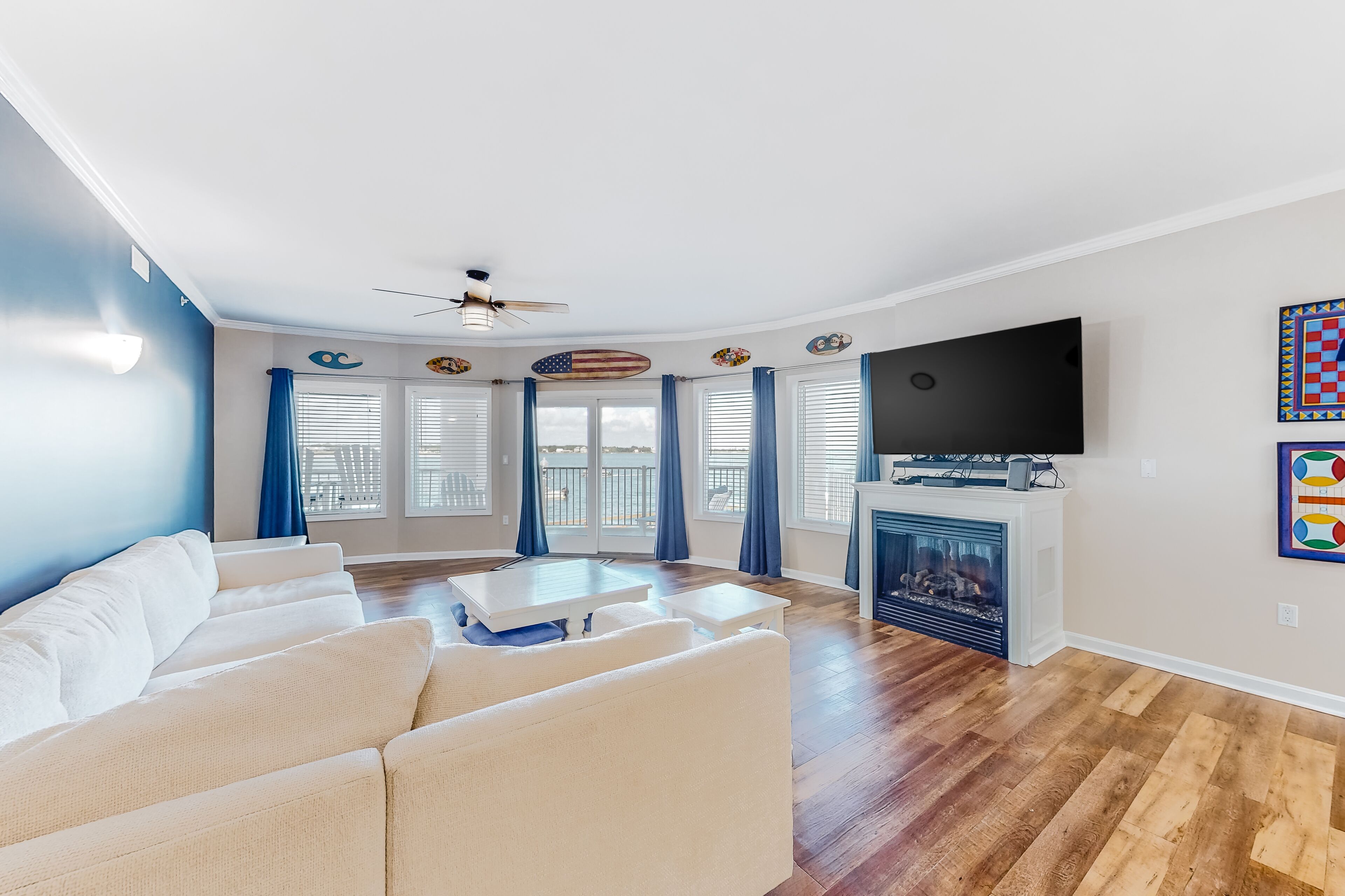 Stylish bayside condo with amazing views, pool, balcony, and washer/dryer