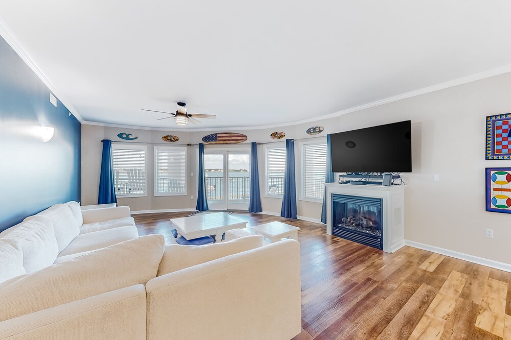 Stylish bayside condo with amazing views, pool, balcony, and washer/dryer