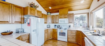 Spacious oceanfront home with free WiFi, fireplace, and wrap-around deck