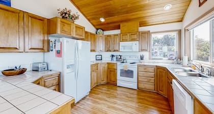 Spacious oceanfront home with free WiFi, fireplace, and wrap-around deck