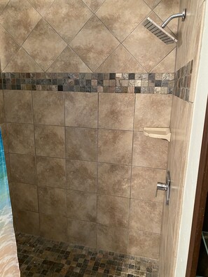 Dusche, Handtücher, Seife, Toilettenpapier