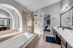 Badewanne, Haartrockner, Handtücher