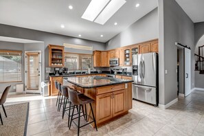 Fridge, microwave, oven, stovetop - Resort-Style Fun! Pool, Spa, Outdoor TV & Endless Yard Games (Scottsdale)