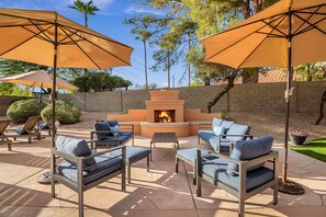 Terrace/patio - Resort-Style Fun! Pool, Spa, Outdoor TV & Endless Yard Games (Scottsdale)