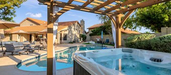 Resort-Style Fun! Pool, Spa, Outdoor TV & Endless Yard Games