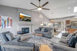 Smart TV, fireplace - Home with Pool and Hot Tub - Luxury in Scottsdale (Scottsdale)