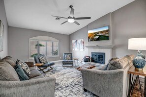 Smart TV, fireplace - Resort-Style Fun! Pool, Spa, Outdoor TV & Endless Yard Games (Scottsdale)