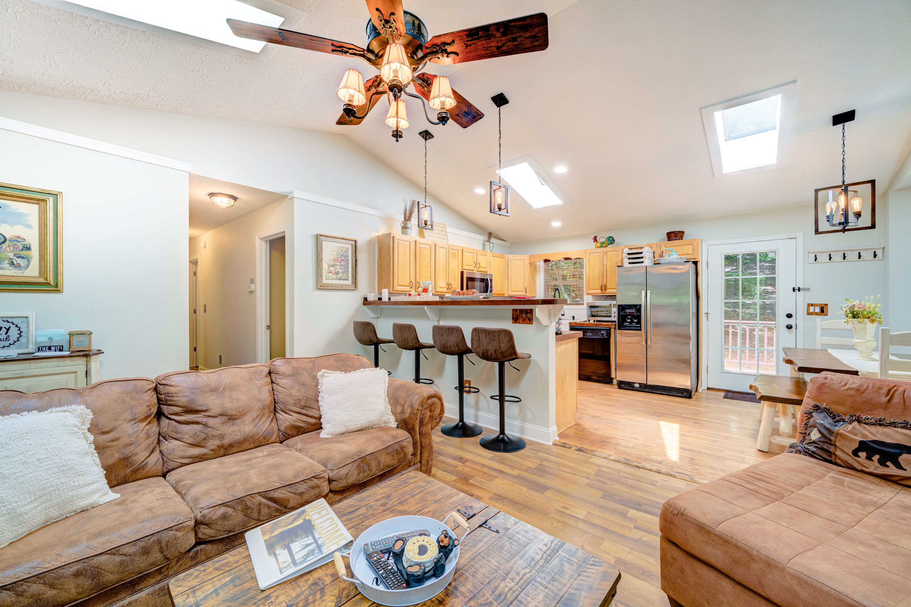 Lovely cabin retreat with fireplace, W/D,  pools, fitness room, fishing & tennis