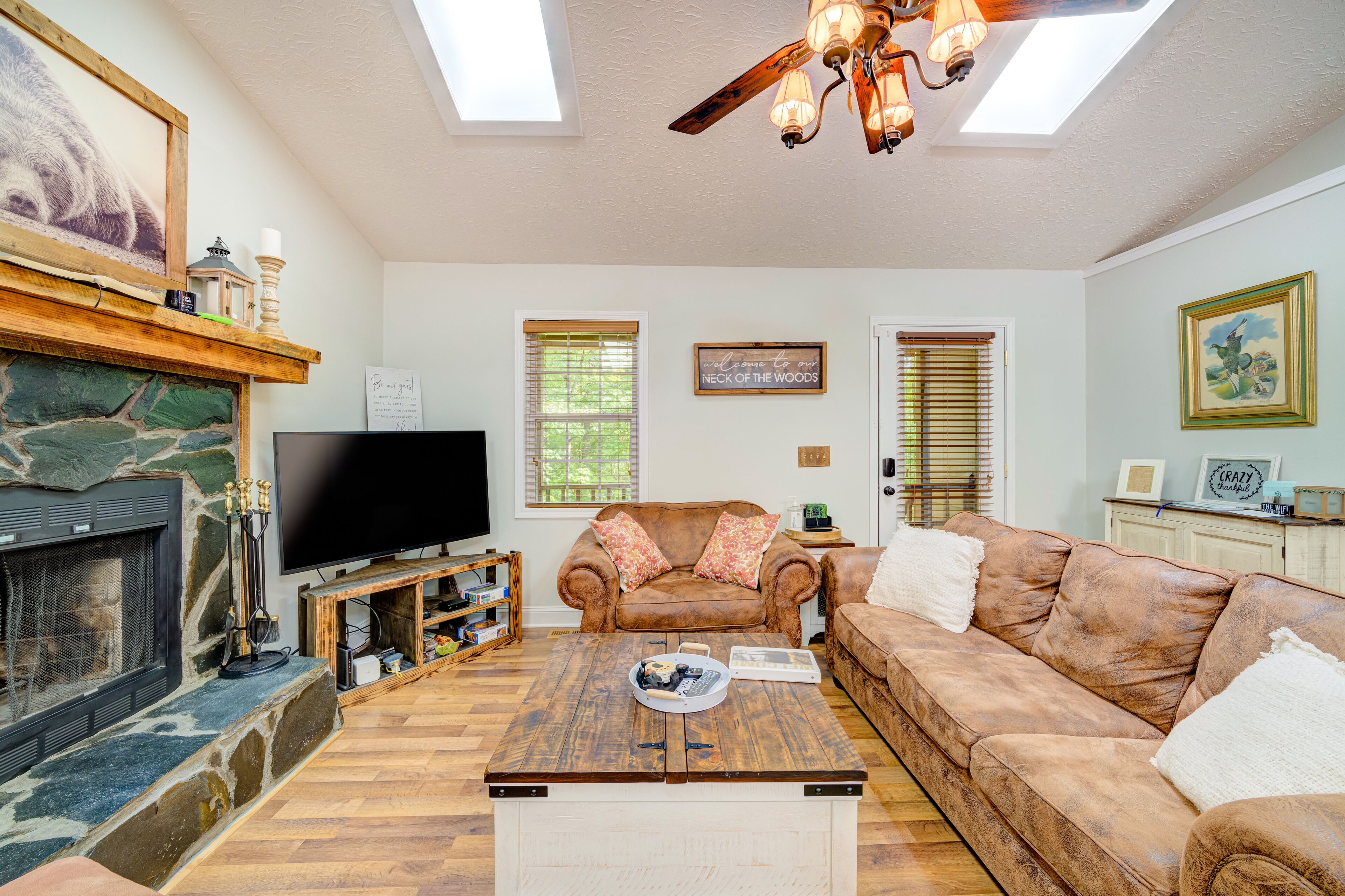 Lovely cabin retreat with fireplace, W/D,  pools, fitness room, fishing & tennis