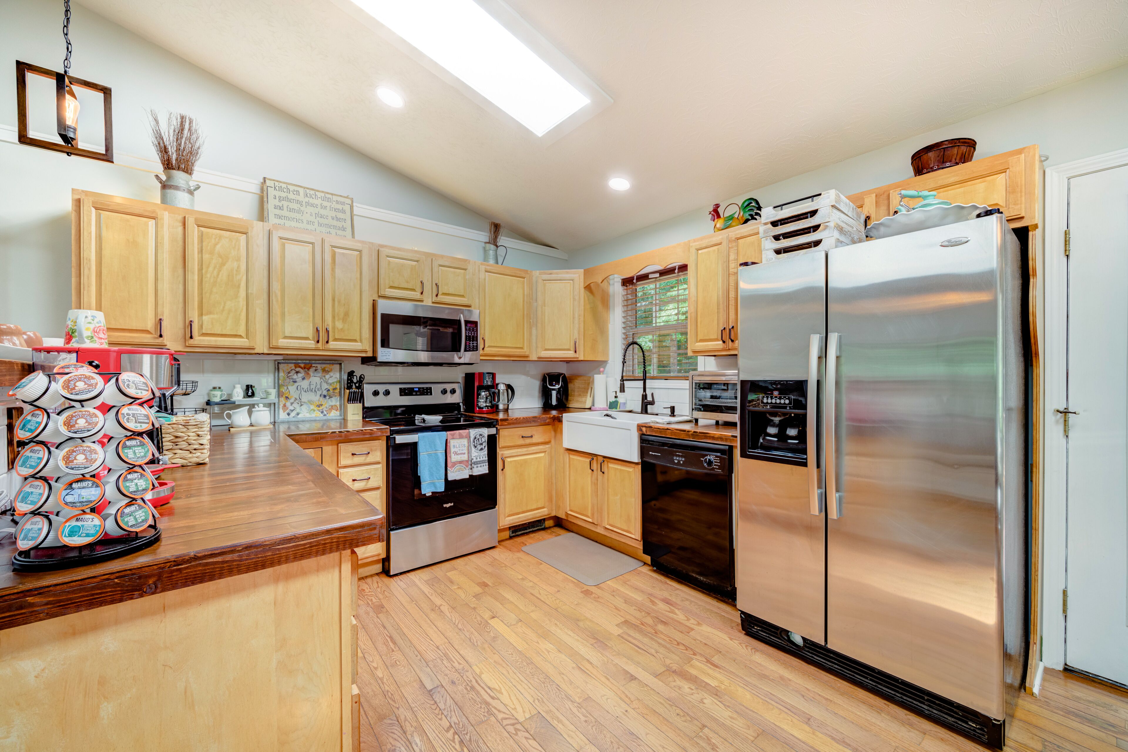 Lovely cabin retreat with fireplace, W/D,  pools, fitness room, fishing & tennis