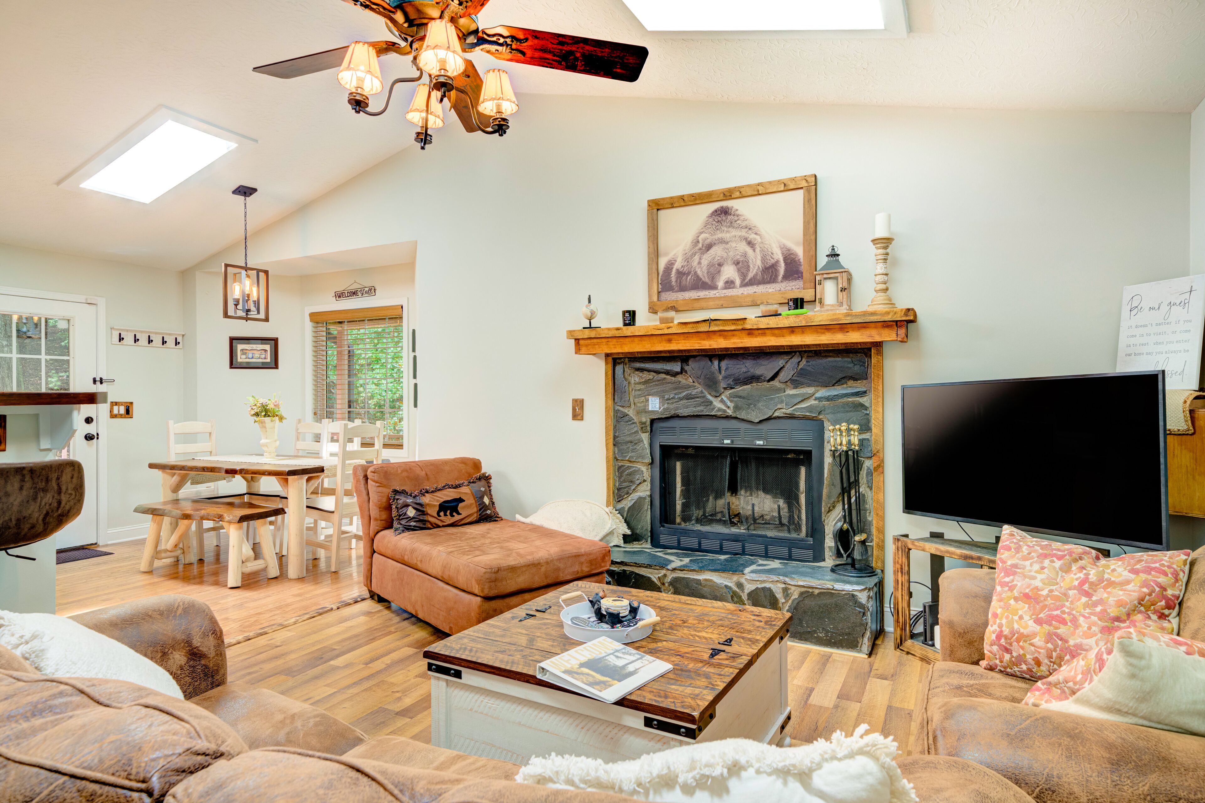 Lovely cabin retreat with fireplace, W/D,  pools, fitness room, fishing & tennis