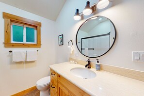 Towels - Dog-friendly cabin with deck, hot tub & firepit - walk to Sandy River (Rhododendron)