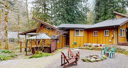 Dog-friendly cabin with deck, hot tub & firepit - walk to Sandy River
