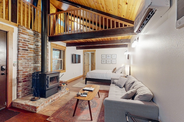 Televisión y chimenea