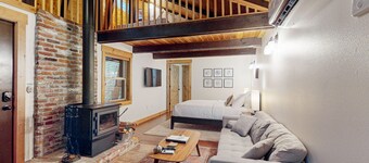 Dog-friendly cabin with deck, hot tub & firepit - walk to Sandy River