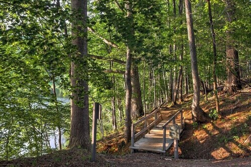 Cozy Cabin with ADA accessible, golfing, hiking,, beach, tennis, and more!