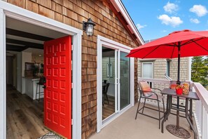 Outdoor dining - Mission Beach gem, steps to the sand! 3br/2 ba (San Diego)