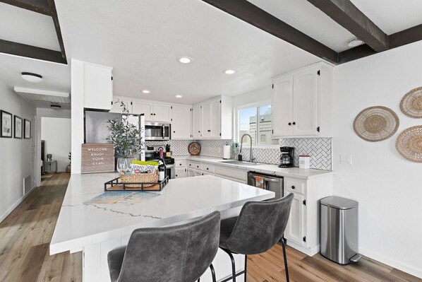 冰箱、微波炉、烤箱、炉灶