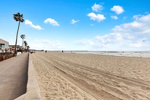 In Strandnähe, Liegestühle, Strandtücher