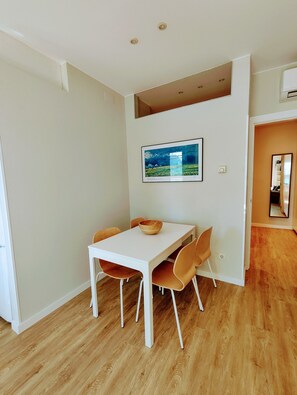 Dining - SF Views Apartment - 2 bedrooms 4 pax - A few meters Sagrada Familia - FREE WIFI (Barcelona)