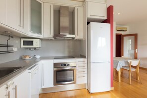 Fridge, microwave, oven, stovetop - SF Views Apartment - 2 bedrooms 4 pax - A few meters Sagrada Familia - FREE WIFI (Barcelona)
