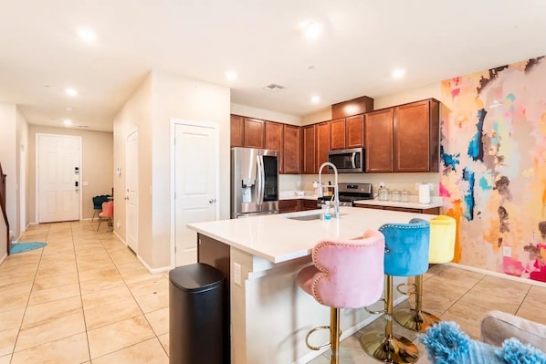 Refrigerador, microondas, horno y parrilla de estufa