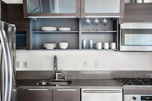 Een koelkast, een magnetron, een oven, een vaatwasser