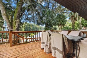 Outdoor dining - Riverfront Condo with View & Access to Rainbow River & Withlacoochee River (Dunnellon)
