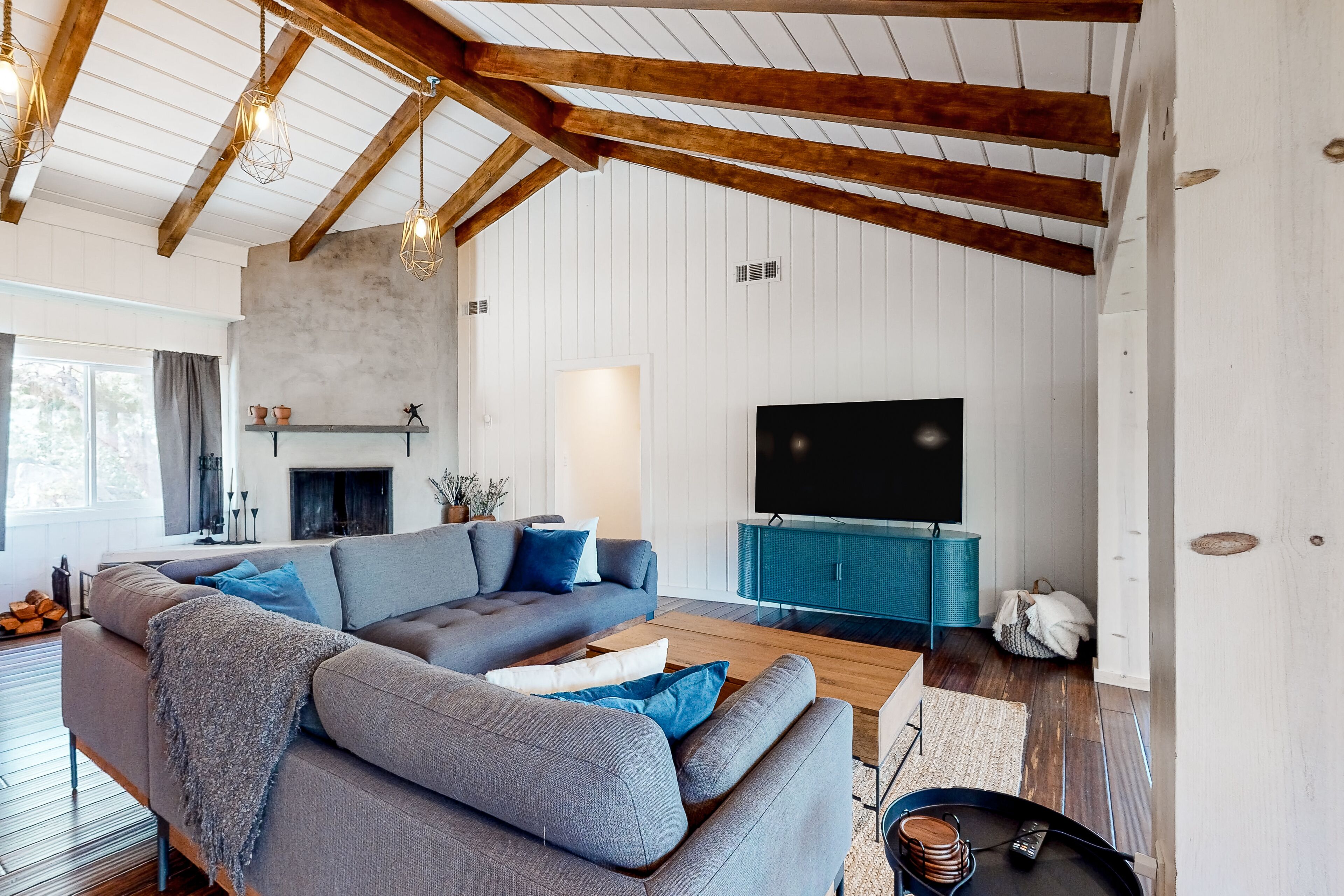 Charming home with full kitchen, fireplace, grill, & viewing deck