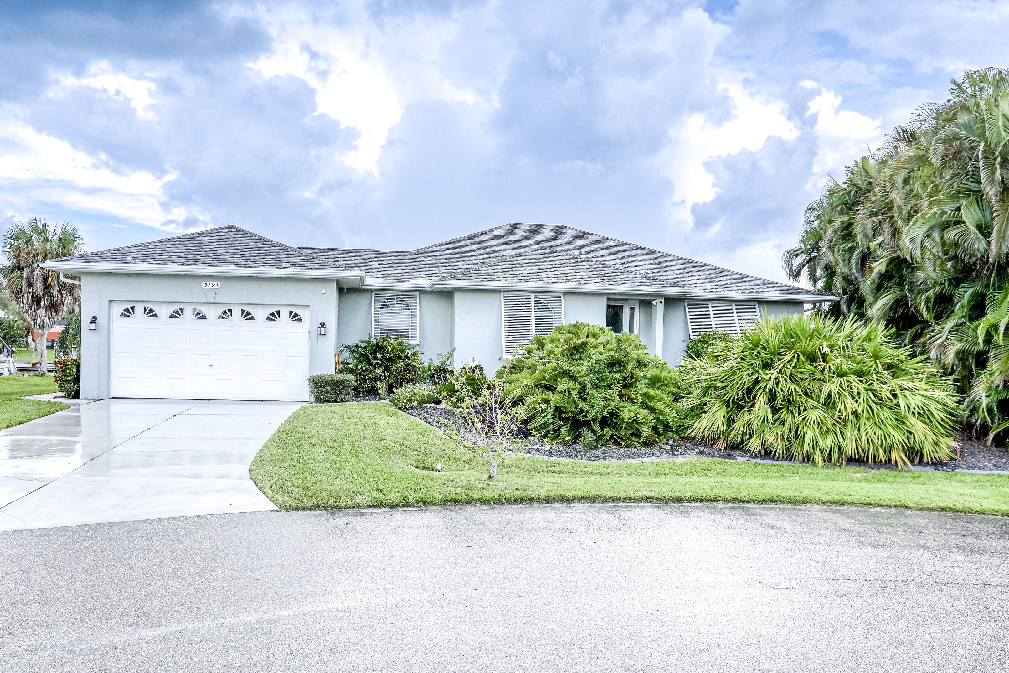 Peaceful, sunny home w/ Gulf view, gas grill, W/D, & central AC