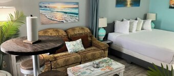 Paradise on the Sarasota Bay, Close to Gulf Beaches, Heated Pool, Restaurant