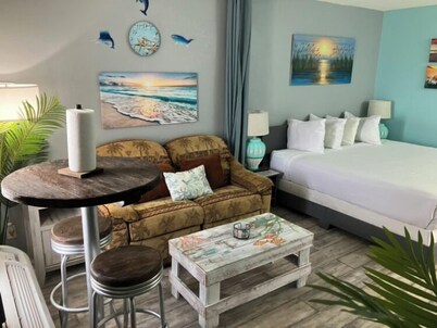 Paradise on the Sarasota Bay, Close to Gulf Beaches, Heated Pool, Restaurant