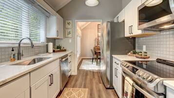 Fridge, oven, stovetop, dishwasher