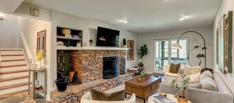 Full kitchen, cozy fireplace, Wifi, golf course views! - Creek View Villa