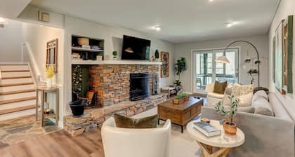 Full kitchen, cozy fireplace, Wifi, golf course views! - Creek View Villa