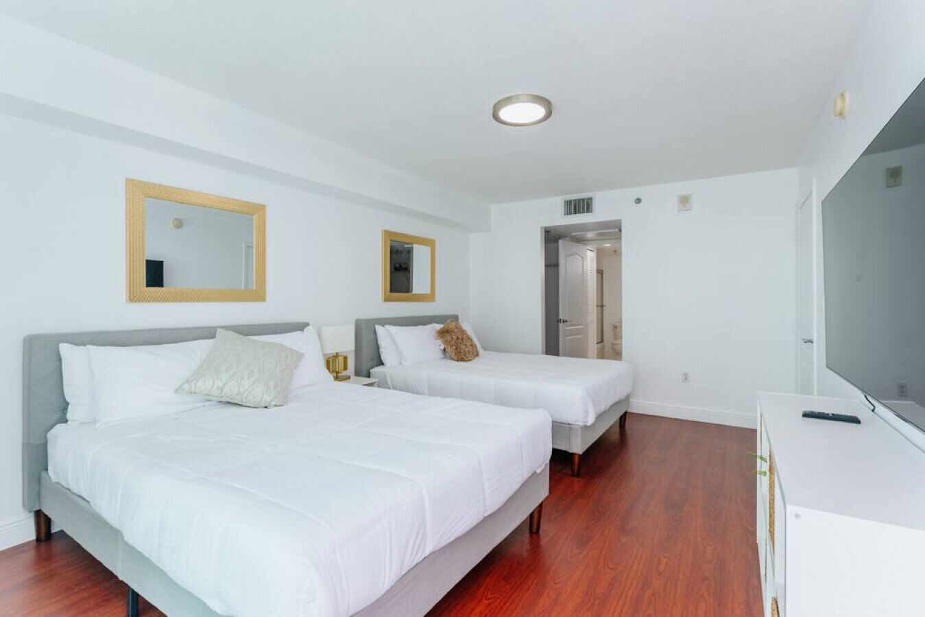 2 habitaciones, escritorio y tabla de planchar con plancha 